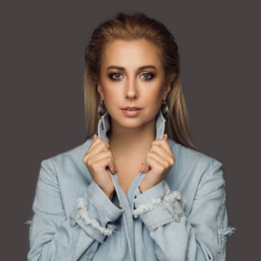 Bokira qizni aldab, pul evaziga kamerada jinsiy aloqa qilishdi.